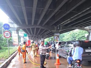 Hati-hati! Tumpahan Tanah Bikin Jalan Yos Sudarso Jakut Licin