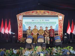 Kampung Madani PNM Hadir di Tanjung Bunut, Bantu UMKM Olah Daun Nanas Kampung Madani PNM Hadir di Tanjung Bunut, Bantu UMKM Olah Daun Nanas