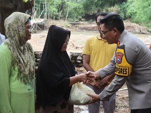 Warga Terisolir Akibat Banjir di Probolinggo Dapat Bantuan Warga Terisolir Akibat Banjir di Probolinggo Dapat Bantuan