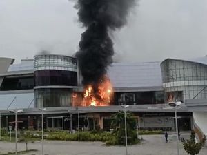 Mall The Park Kendari Terbakar, 8 Armada Damkar Dikerahkan