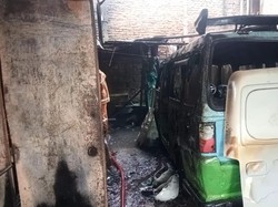 Kedai-Bengkel di Bima Cirebon Kebakaran, 1 Angkot Ludes