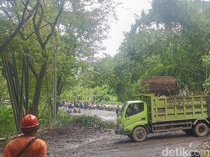 Longsor di Perbatasan Gianyar-Klungkung, Lalu Lintas Dialihkan Longsor di Perbatasan Gianyar-Klungkung, Lalu Lintas Dialihkan