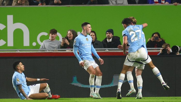 Soccer Football - Premier League - Brentford v Manchester City - GTech Community Stadium, London, Britain - January 14, 2025 Manchester Citys Phil Foden celebrates scoring their first goal with Savinho, Kevin De Bruyne and Matheus Nunes Action Images via Reuters/Matthew Childs EDITORIAL USE ONLY. NO USE WITH UNAUTHORIZED AUDIO, VIDEO, DATA, FIXTURE LISTS, CLUB/LEAGUE LOGOS OR LIVE SERVICES. ONLINE IN-MATCH USE LIMITED TO 120 IMAGES, NO VIDEO EMULATION. NO USE IN BETTING, GAMES OR SINGLE CLUB/LEAGUE/PLAYER PUBLICATIONS. PLEASE CONTACT YOUR ACCOUNT REPRESENTATIVE FOR FURTHER DETAILS..