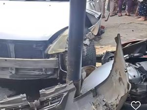 Sopir Diduga Mengantuk, Mobil di Cibinong Tabrak 2 Moto- Tiang Listrik