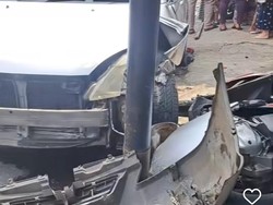 Sopir Diduga Mengantuk, Mobil di Cibinong Tabrak 2 Moto- Tiang Listrik