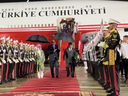 Momen Erdogan Payungi Prabowo Saat Tiba di Bandara Halim