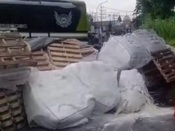 Muatan Truk Berjatuhan di Tengah Jalan Tutup Arus Lalin di Benowo