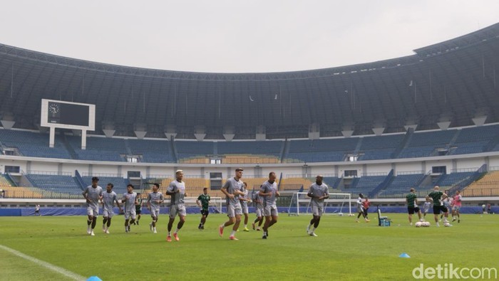Para pemain Persib berlatih di Stadion GBLA. Para pemain Persib berlatih di Stadion GBLA.