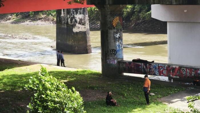 Pencarian orang Tim SAR dikala melakukan penelusuran orang karam di Jembatan Jurug, Kecamatan Jebres, Kota Solo, Selasa (11/2/2025)