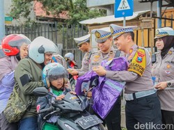 Polisi Jember Bagi-bagi Jas Hujan Saat Operasi Keselamatan Berlalu Lintas