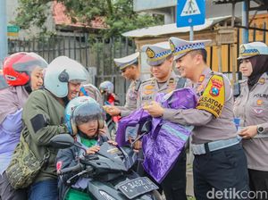 Polisi Jember Bagi-bagi Jas Hujan Saat Operasi Keselamatan Berlalu Lintas Polisi Jember Bagi-bagi Jas Hujan Saat Operasi Keselamatan Berlalu Lintas