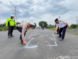 Polisi Tandai Jalan Berlubang di Mojokerto dengan Cat Putih Cegah Kecelakaan