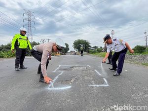 Polisi Tandai Jalan Berlubang di Mojokerto dengan Cat Putih Cegah Kecelakaan Polisi Tandai Jalan Berlubang di Mojokerto dengan Cat Putih Cegah Kecelakaan