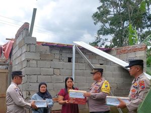 Korban Rumah Rusak Akibat Angin Kencang di Pasuruan Dapat Bantuan Sembako