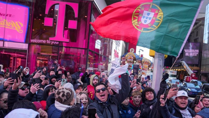 Potret Patung Cristiano Ronaldo Diresmikan di Times Square AS People gather for a statue unveiling in Times Square on the birthday of soccer star Cristiano Ronaldo in New York City, U.S., February 5, 2025. REUTERS/David 'Dee' Delgado