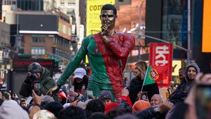 Potret Patung Cristiano Ronaldo Diresmikan di Times Square AS