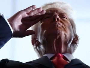 Trump Pecat 2 Pejabat Demokrat di Komisi Perdagangan Federal Trump Pecat 2 Pejabat Demokrat di Komisi Perdagangan Federal