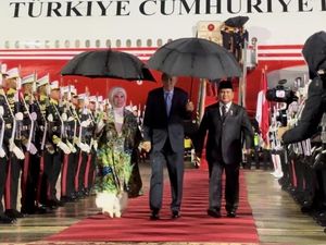Video: Momen Erdogan Berbagi Payung dengan Prabowo di Tengah Hujan