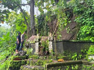 Pura Beji di Cepaka Tabanan Hancur Tertimpa Batu Raksasa