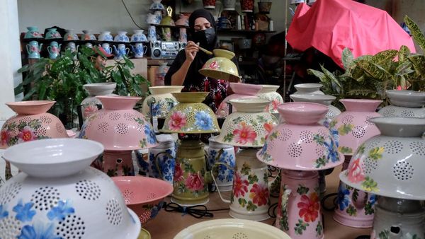 Raup Cuan dari Ubah Berabot Bekas Jadi Lampu Hias