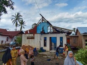 Angin Puting Beliung Terjang Permukiman di Bulukumba, 15 Rumah-1 Masjid Rusak Angin Puting Beliung Terjang Permukiman di Bulukumba, 15 Rumah-1 Masjid Rusak