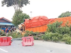 Video Truk Angkut Kayu Tabrak Area Parkir Pelabuhan Bakauheni, Kernet Tewas