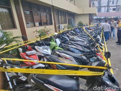 Polisi Gerebek Judi Sabung Ayam di Lubuklinggau, Puluhan Kendaraan-Ayam Disita