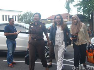 Senyum Santai Selebgram Isa Zega Saat Dipindah ke Lapas Wanita Malang Senyum Santai Selebgram Isa Zega Saat Dipindah ke Lapas Wanita Malang