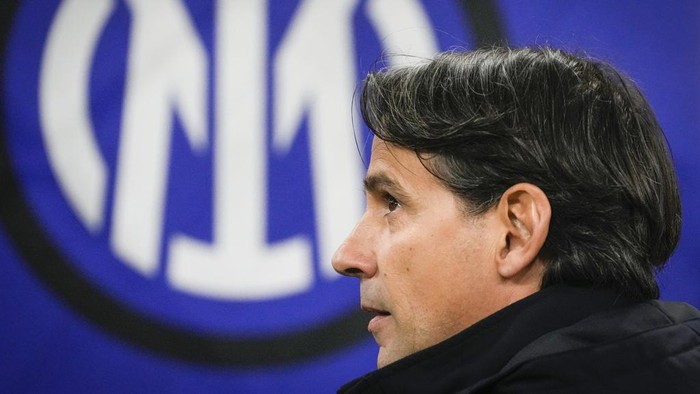 Inter Milans head coach Simone Inzaghi waits for the start of the Serie A soccer match between Inter Milan and Fiorentina at the San Siro stadium, in Milan, Italy, Monday, Feb. 10, 2025. (AP Photo/Luca Bruno)
