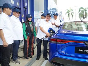 Cepet Banget! Isi Bahan Bakar Mobil Hidrogen di SPBH Toyota Cuma 3-5 Menit Cepet Banget! Isi Bahan Bakar Mobil Hidrogen di SPBH Toyota Cuma 3-5 Menit