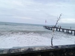 Perahu Tenggelam Dihantam Ombak di Bima, 6 Penumpang Dievakuasi