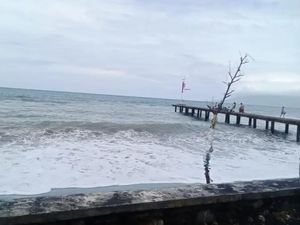 Perahu Tenggelam Dihantam Ombak di Bima, 6 Penumpang Dievakuasi Perahu Tenggelam Dihantam Ombak di Bima, 6 Penumpang Dievakuasi