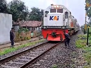 Viral! Kereta Api Lodaya Tak Kuat Nanjak di Nagreg Bandung