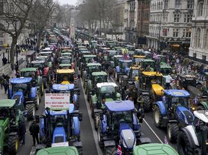 Traktor Petani Kuasai Jalanan London, Protes Kenaikan Pajak Traktor Petani Kuasai Jalanan London, Protes Kenaikan Pajak
