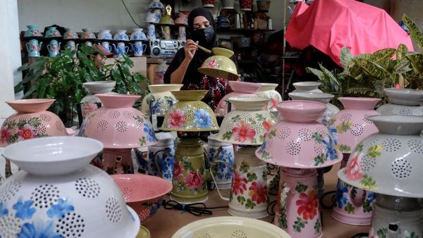 Unik, Potret Usaha Lampu Hias dari Perabot Bekas