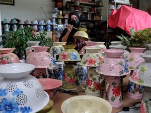 Unik, Potret Usaha Lampu Hias dari Perabot Bekas