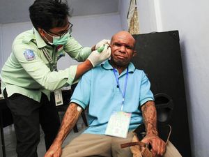 Warga Papua Jalani Pemeriksaan Kesehatan Gratis di Puskesmas