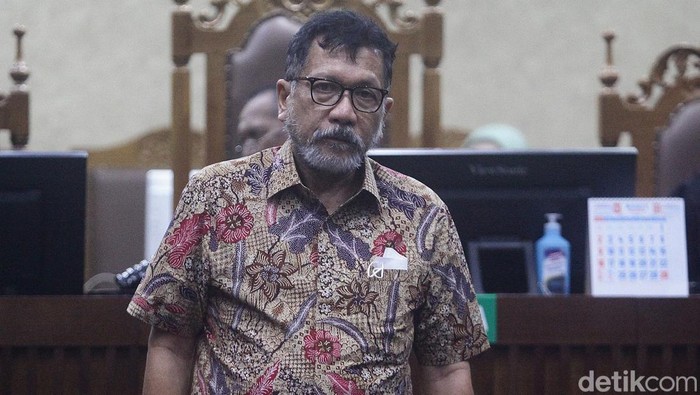 Zarof Ricar Bersaksi untuk 3 Terdakwa Hakim Ronald Tannur Mantan pejabat Mahkamah Agung (MA), Zarof Ricar, bersaksi permasalahan suap vonis bebas Gregorius Ronald Tannur. Zarof mengakui pengacara Ronald, Lisa Rachmat, meminta bantuan.