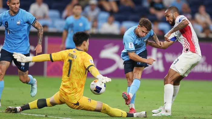 SYDNEY, AUSTRALIA - FEBRUARY 12: Adrian Segecic of Sydney FC scores during the AFC Champions League Round of 16 match between Sydney FC and Bangkok United at Allianz Stadium on February 12, 2025 in Sydney, Australia. (Photo by Mark Metcalfe/Getty Images)