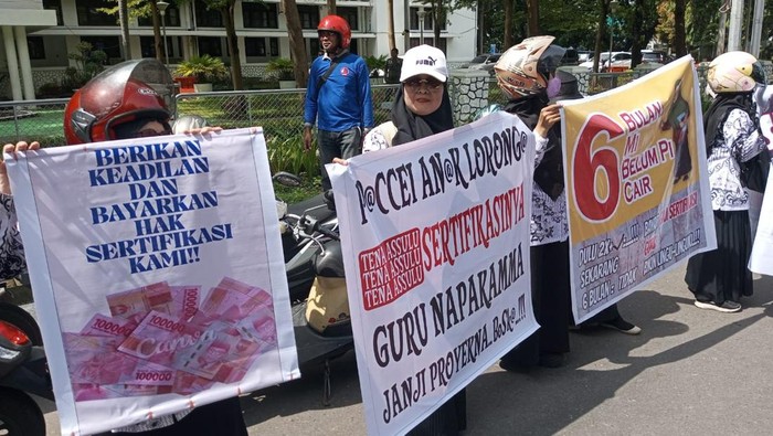 Aliansi Guru Sertifikasi Makassar demo menuntut pembayaran sertifikasi yang menunggak 6 bulan. Aliansi Guru Sertifikasi Makassar demo menuntut pembayaran sertifikasi yang menunggak 6 bulan.