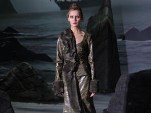 Anna Delvey Beraksi di Catwalk, Gelang Kaki Tahanan Rumah Tetap Dipakai Anna Delvey Beraksi di Catwalk, Gelang Kaki Tahanan Rumah Tetap Dipakai