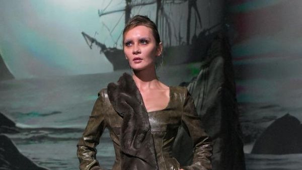 Foto: Aksi Sosialita Gadungan di Catwalk, Status Masih Tahanan Rumah