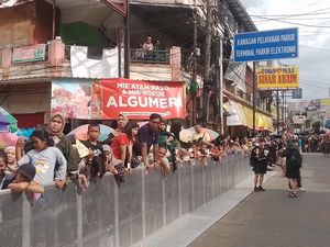 Warga Tumpah Ruah di Jalan Suryakencana Turut Rayakan Cap Go Meh Warga Tumpah Ruah di Jalan Suryakencana Turut Rayakan Cap Go Meh