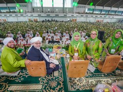 Syekh Afeefuddin Al Jailani Ijazahi Kader Muslimat, Khofifah Diberi Kiswah