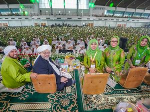 Syekh Afeefuddin Al Jailani Ijazahi Kader Muslimat, Khofifah Diberi Kiswah Syekh Afeefuddin Al Jailani Ijazahi Kader Muslimat, Khofifah Diberi Kiswah