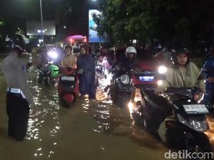 Jalan Trans Sulawesi di Maros Terendam Banjir, Lalin Lumpuh Total Jalan Trans Sulawesi di Maros Terendam Banjir, Lalin Lumpuh Total