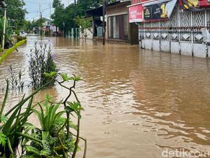Banjir di Maros Setinggi Paha Orang Dewasa, Warga Mengungsi ke Masjid Banjir di Maros Setinggi Paha Orang Dewasa, Warga Mengungsi ke Masjid