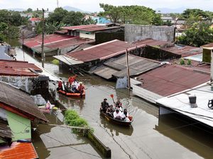 5 Hari Banjir Makassar Belum Surut, 2.196 Warga Masih Mengungsi 5 Hari Banjir Makassar Belum Surut, 2.196 Warga Masih Mengungsi