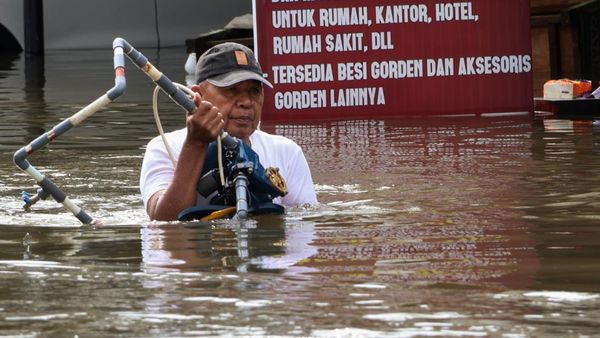 Banjir Setinggi Dada Rendam Makassar