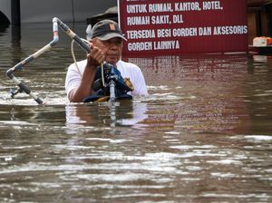 Banjir Setinggi Dada Rendam Makassar
